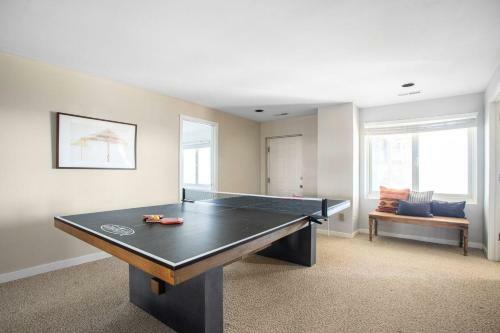 Lighthouse - Beachfront Abode W Pool Table & Ping Pong