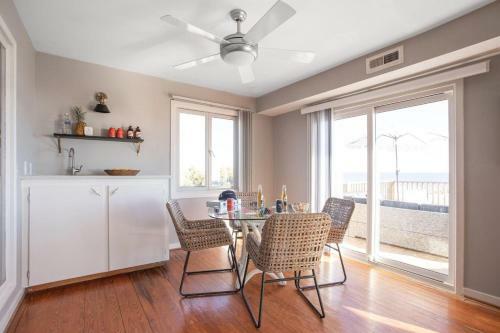 Lighthouse - Beachfront Abode W Pool Table & Ping Pong
