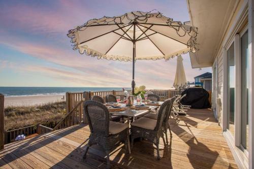 Lighthouse - Beachfront Abode W Pool Table & Ping Pong