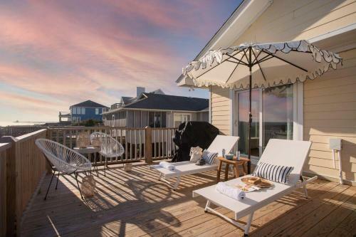 Lighthouse - Beachfront Abode W Pool Table & Ping Pong