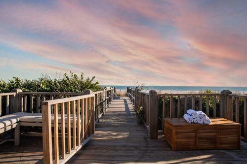 Lighthouse - Beachfront Abode W Pool Table & Ping Pong