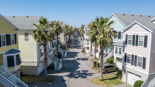 103 Waters Edge ~ 3bed/3bath Townhouse~ Pool~fishing Dock