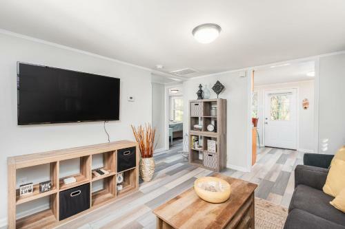 220 W Ashley - Corner Cottage - Central Location
