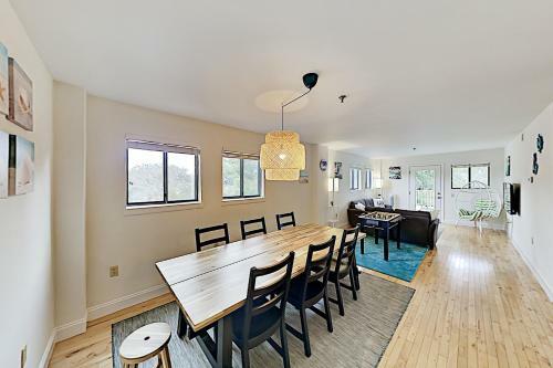 Apartamento Coveted Top-floor Corner Unit - Foosball, Balcony Condo