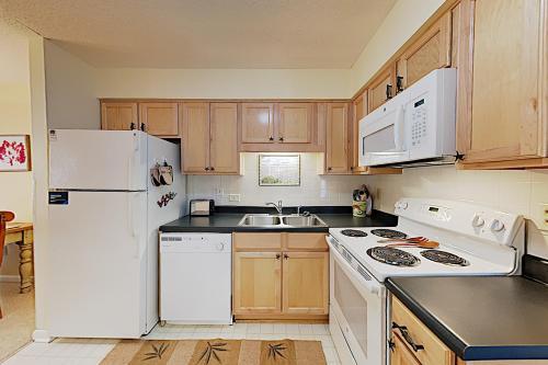 New Listing! Ground-floor Villa With Pools, Tennis Villa