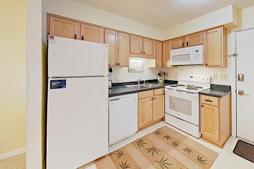 New Listing! Ground-floor Villa With Pools, Tennis Villa