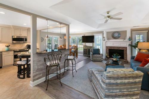 254 Evian 2 Br Shipyard Golf Condo