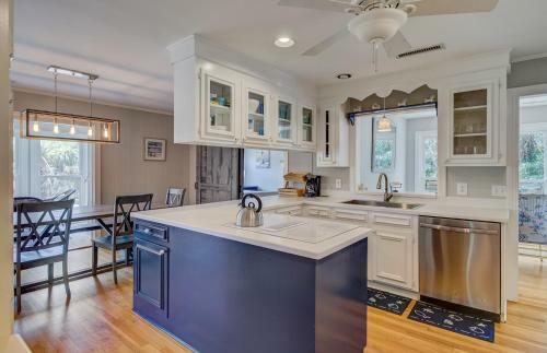 11 43rd Avenue
