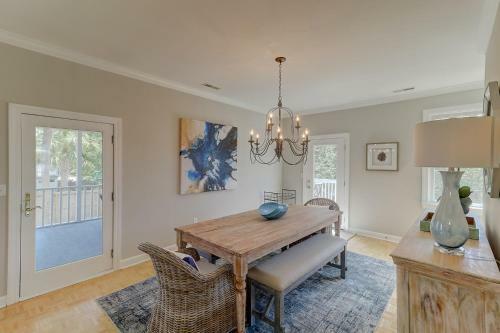 8 44th Avenue