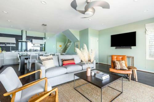 High Tide - Incredible Beach Front Abode W Pool & Beach Views