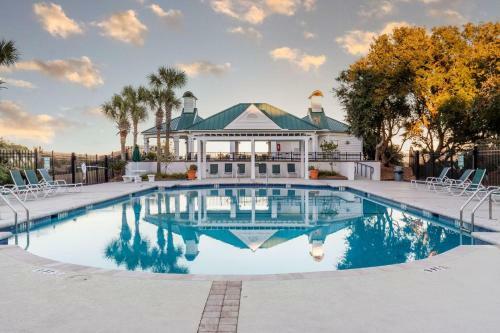 High Tide - Incredible Beach Front Abode W Pool & Beach Views