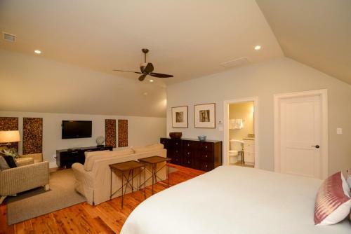 70 Forestay Court
