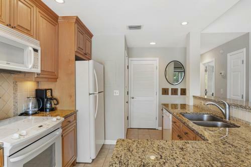 4736 Tennis Club Villa