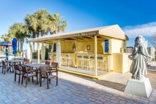 Aparthotel Oceanfront Condo Camelot By The Sea
