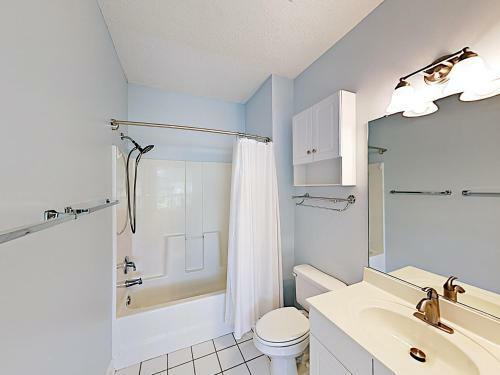 Apartamento New Listing! Coastal Condo With Pools On Golf Course Condo