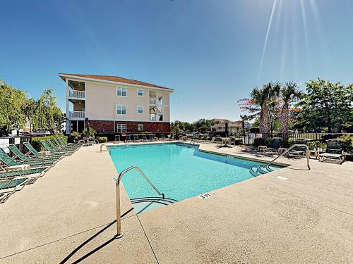 Apartamento New Listing! Coastal Condo With Pools On Golf Course Condo