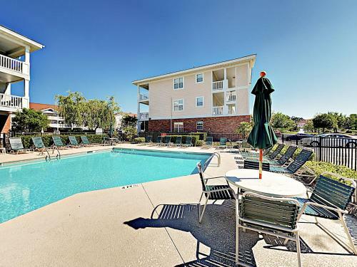 Apartamento New Listing! Coastal Condo With Pools On Golf Course Condo
