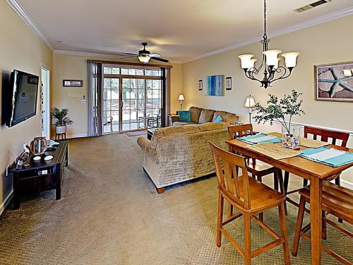 Apartamento New Listing! Coastal Condo With Pools On Golf Course Condo