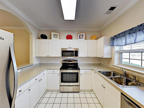 Apartamento New Listing! Coastal Condo With Pools On Golf Course Condo