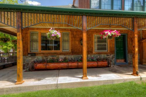 Hotel Cedar Wood Inn