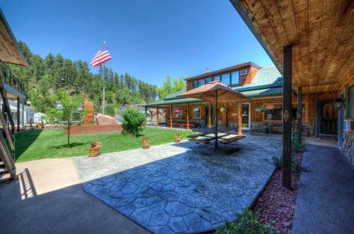 Hotel Cedar Wood Inn