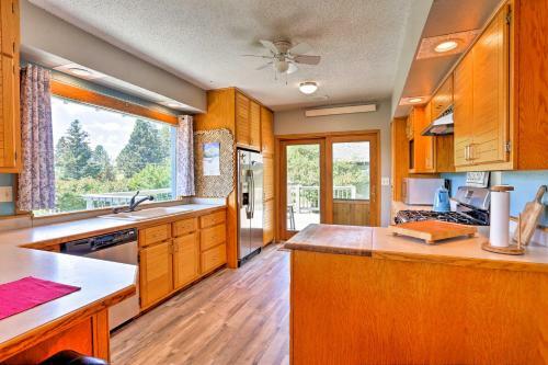 Custer Home With Deck And Porch - Walk Downtown!