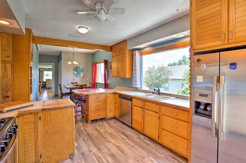 Custer Home With Deck And Porch - Walk Downtown!