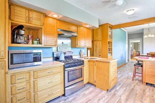 Custer Home With Deck And Porch - Walk Downtown!