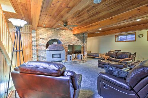 Custer Home With Deck And Porch - Walk Downtown!