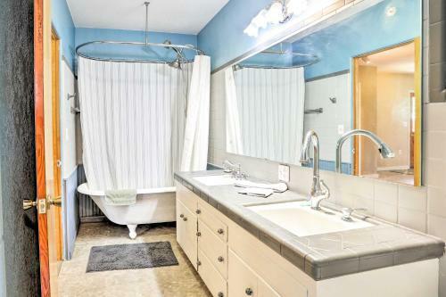 Custer Home With Deck And Porch - Walk Downtown!