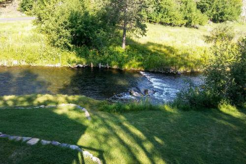 Tranquil Retreat On Creek With Deck On 30 Acres