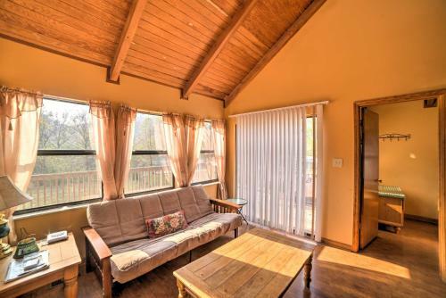 Peaceful Reliance Cabin With Deck On Hiwassee River!
