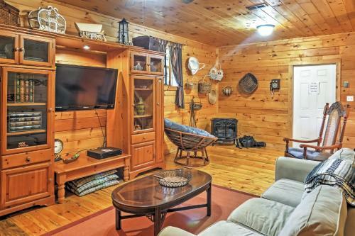 Private Riceville Mtn Cabin With Wraparound Porch!