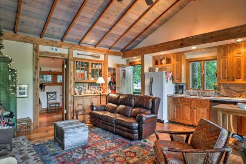 Riverfront Home With Large Yard - 11 Mi To Dtwn!