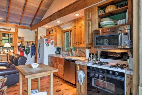 Riverfront Home With Large Yard - 11 Mi To Dtwn!