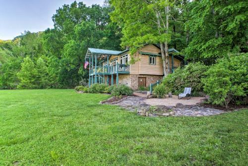 Riverfront Home With Large Yard - 11 Mi To Dtwn!