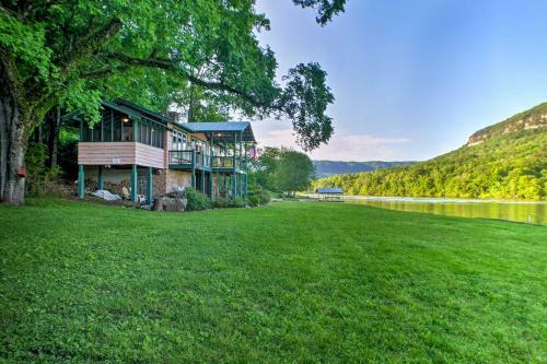 Riverfront Home With Large Yard - 11 Mi To Dtwn!