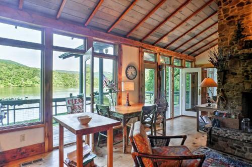 Riverfront Home With Large Yard - 11 Mi To Dtwn!