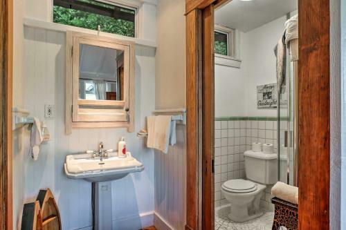 Riverfront Home With Large Yard - 11 Mi To Dtwn!