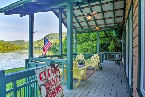 Riverfront Home With Large Yard - 11 Mi To Dtwn!