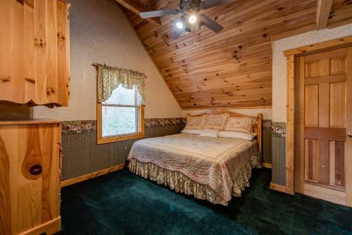 Douglas Lake Hilltop Hideaway
