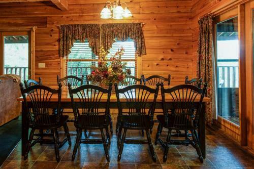 Douglas Lake Hilltop Hideaway