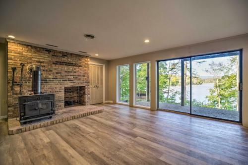 Lakefront Dayton Home With Great Views And Dock!