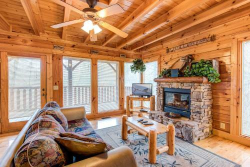 Secret Romance, 2 Bedrooms, Sleeps 8, Pool Table, Hot Tub, Arcade