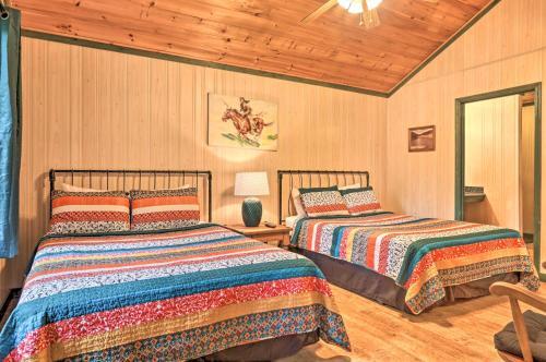 Quaint Home With Pool Access - 3 Miles To Downtown!