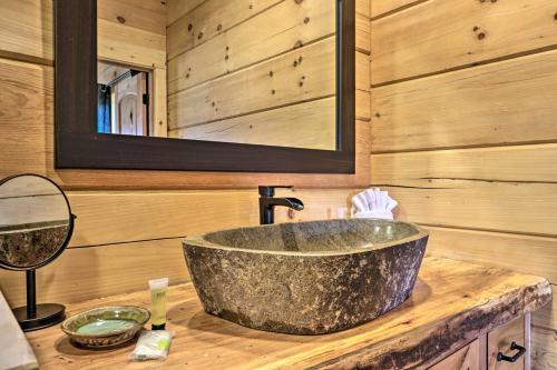 Spacious Mountain Retreat With Hot Tub And Views!