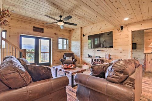 Spacious Mountain Retreat With Hot Tub And Views!