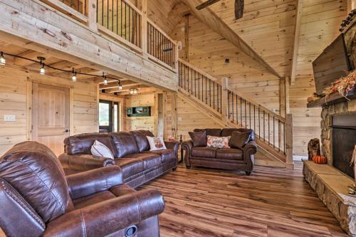 Spacious Mountain Retreat With Hot Tub And Views!