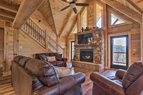 Spacious Mountain Retreat With Hot Tub And Views!