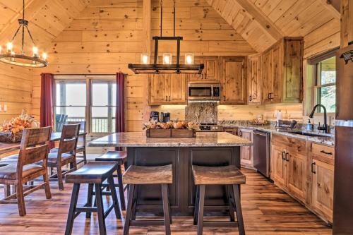 Spacious Mountain Retreat With Hot Tub And Views!